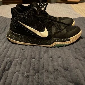 Boys size 6.5 Kyrie sneakers
